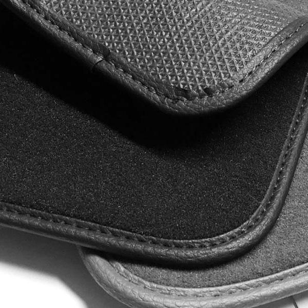 La surface imperméable protège le sol de la voiture contre la saleté et les liquides.