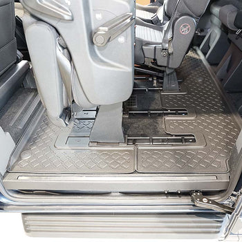 Tapis avec bords relevés Ford Tourneo Custom, fabrication 01.2013 - 2018, carrosserie van empattement l1 et l2, boîte de vitesse manuelle et automatique, rangée 3 | 693145