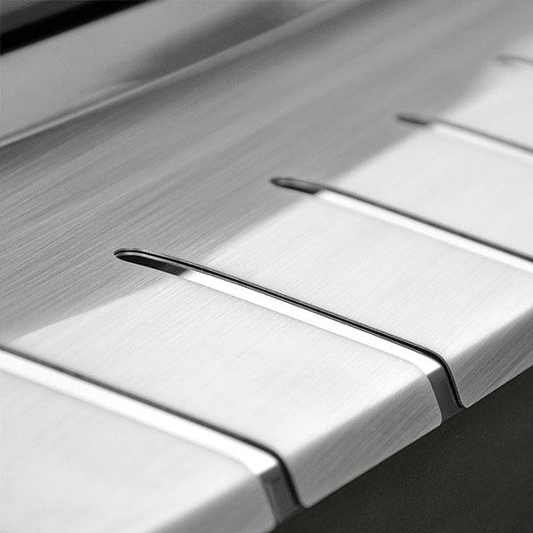 Il est fait en acier inoxydable